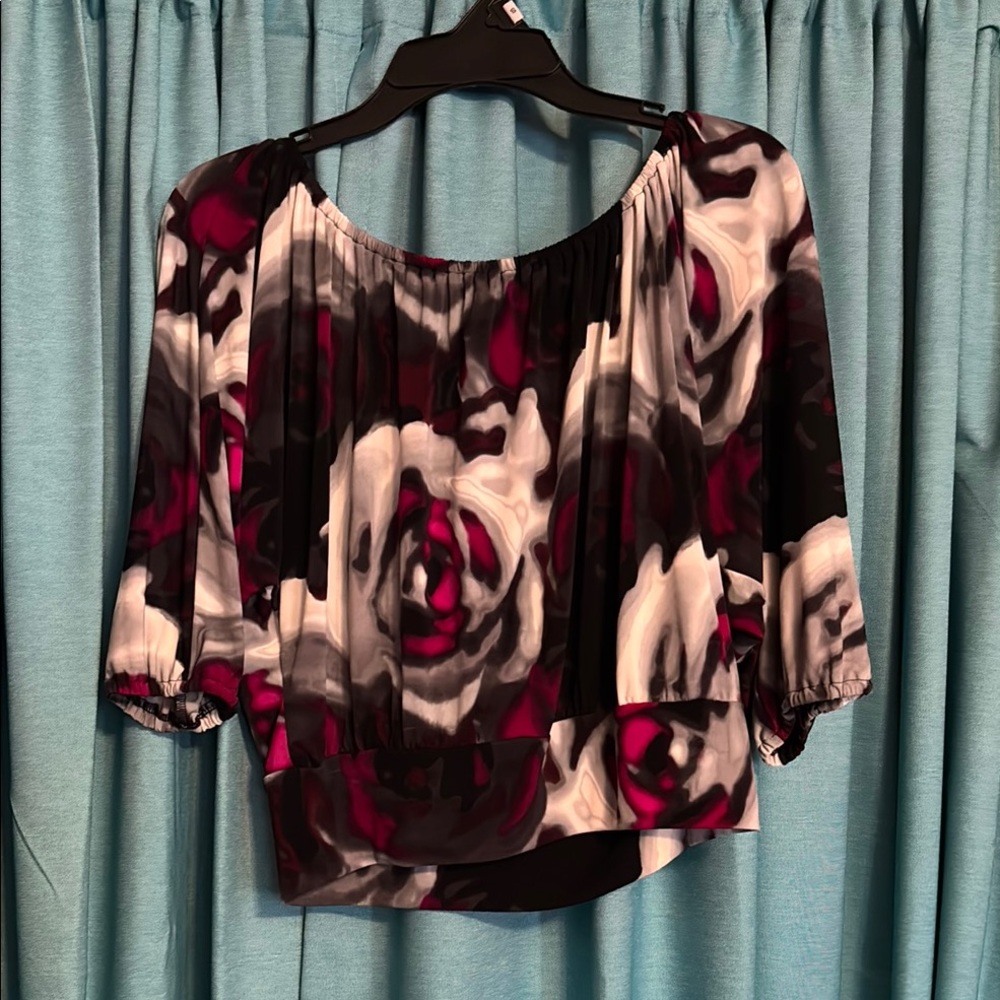 Chic Black and White Pleated Crop Blouse with 3/4 Sleeves